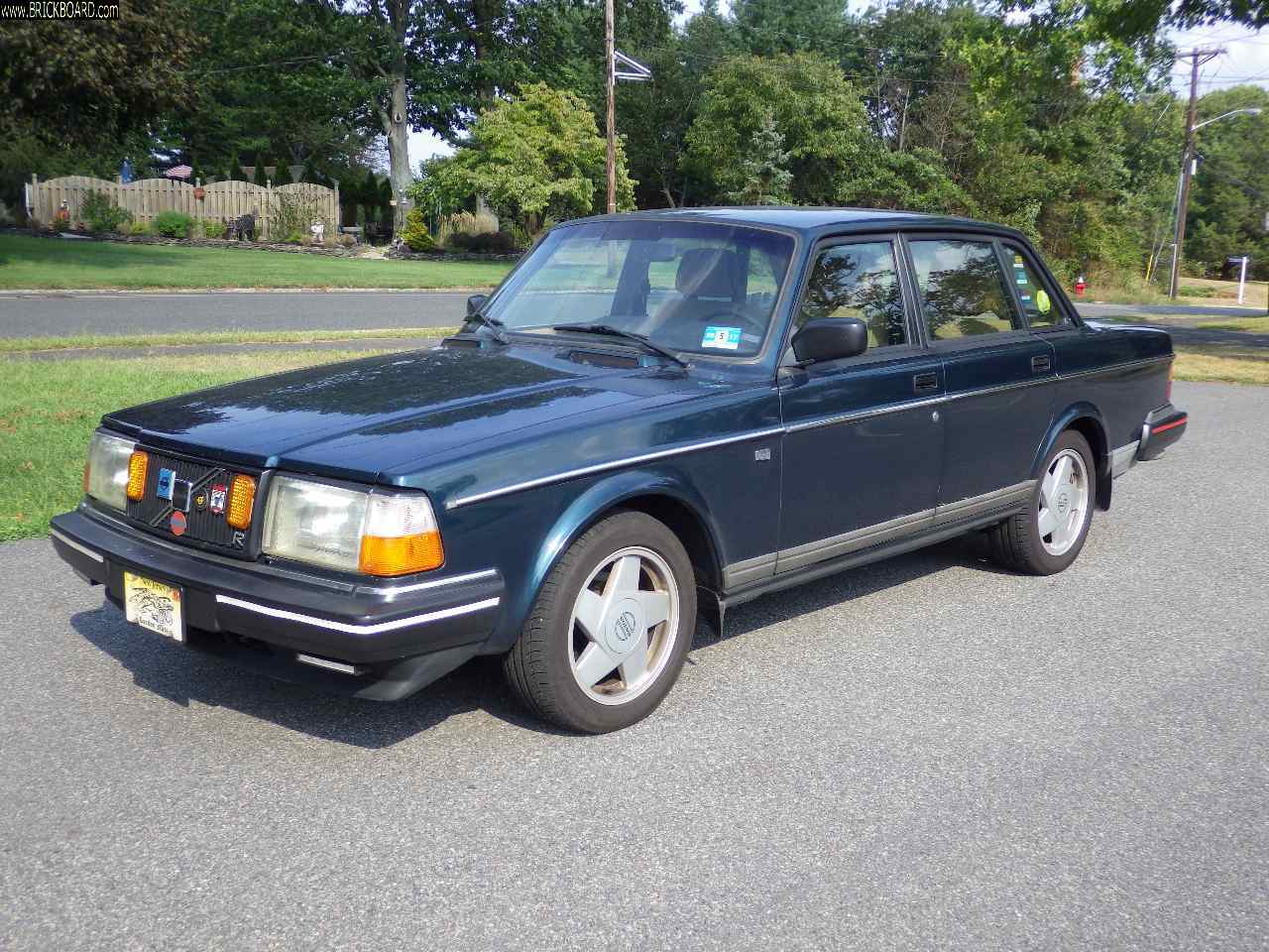 Volvo 200 -- 01- Left forward corner
