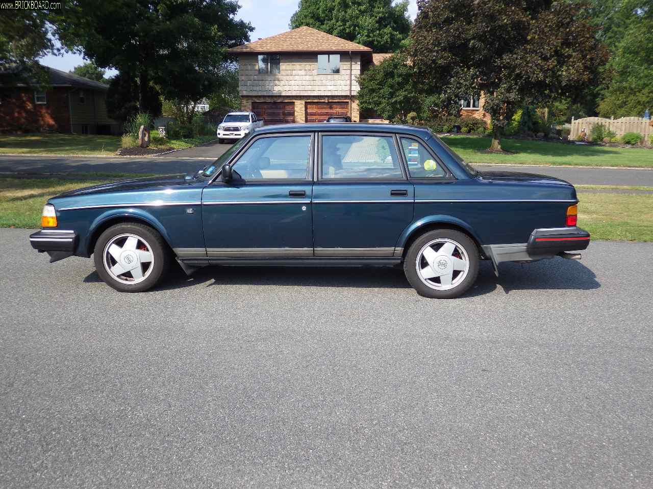 Volvo 200 -- 03- Left (drivers) side