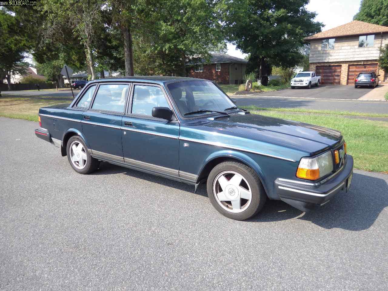Volvo 200 -- 04- Right forward corner