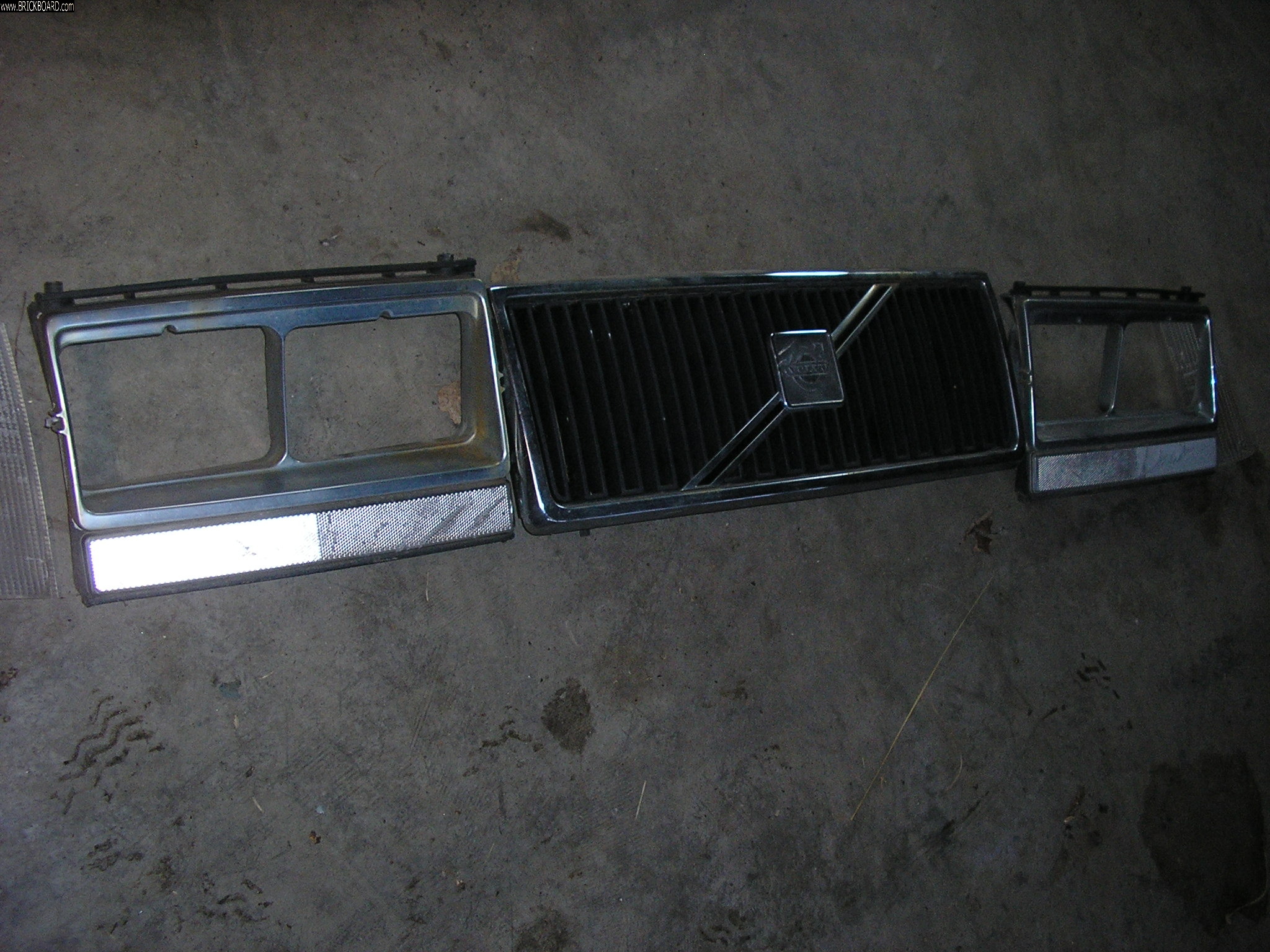 Volvo 200 -- 1984 240 grill