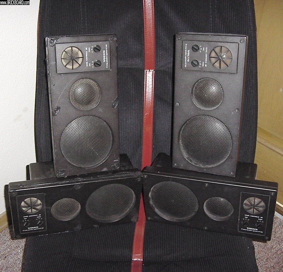 Volvo -- Volvo HT-161 three-way speakers on modern living room furniture - Detail